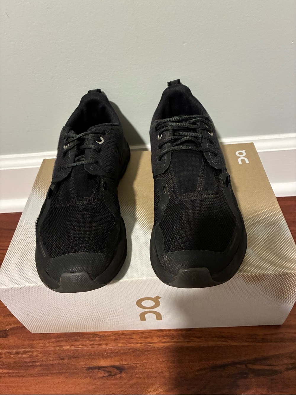 On cloud black tennis shoes kids size 8 but fit woman’s size 7